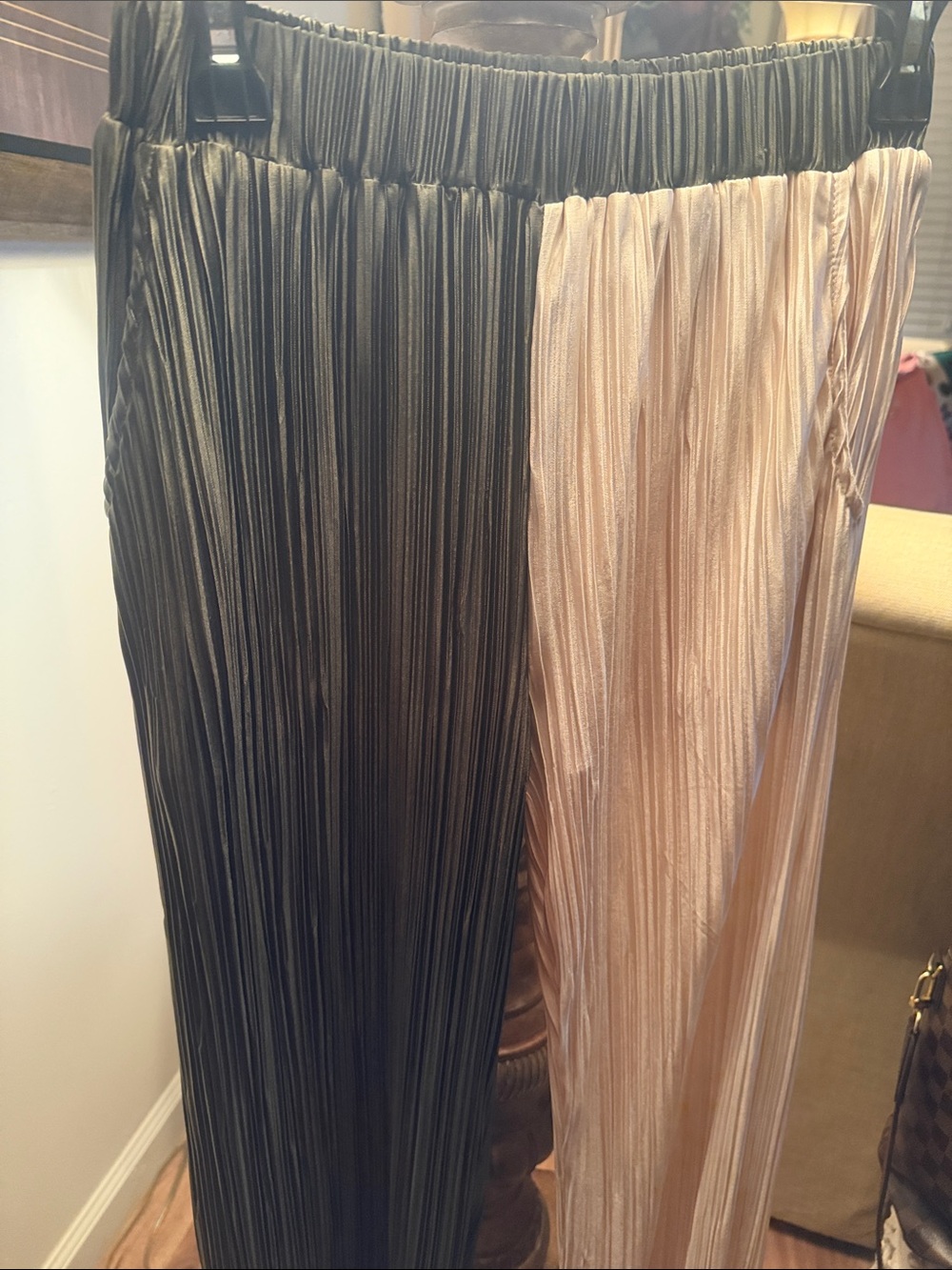 Lelis Two-Tone Pleated pants in Olive and Blush NWT